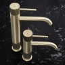 смеситель для умывальника Rea Lungo Stripe низкий, brushed gold (REA-B8050)